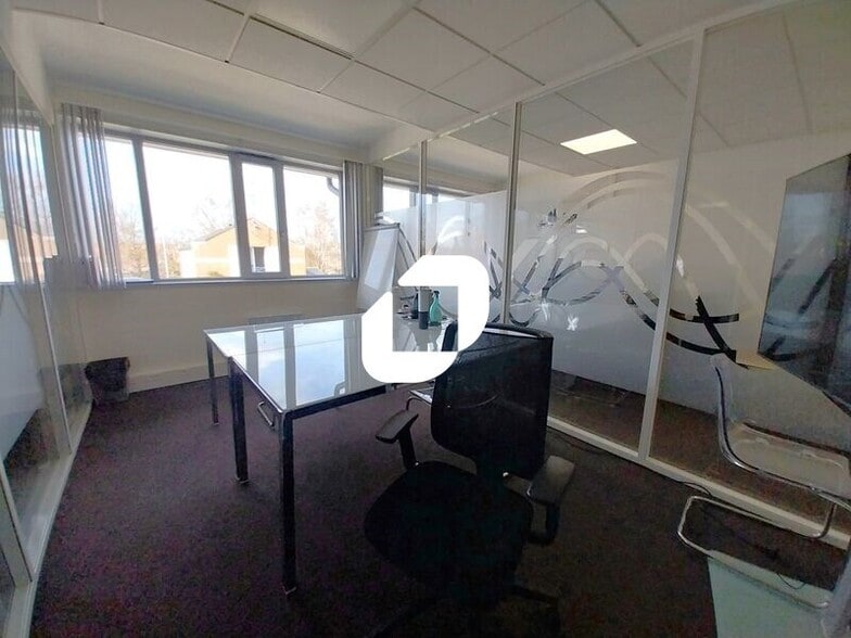 Bureau dans Voisins-le-Bretonneux à louer - Photo de l’immeuble – Image 2 sur 9