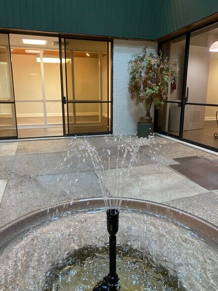 9400 Village Green Dr, Shreveport, LA à louer - Photo de l’immeuble – Image 3 sur 45