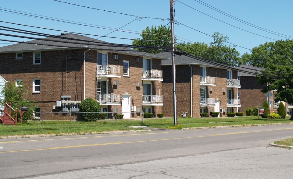 Meadowlawn and Meadowspring Apartments portefeuille de 2 biens à vendre sur LoopNet.fr - Photo de l’immeuble – Image 1 sur 29