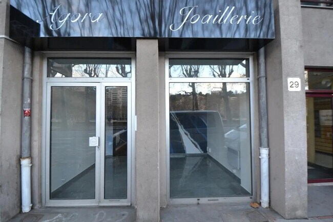 Plus de détails pour Local commercial à vendre