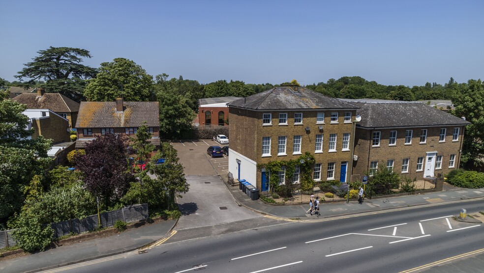 5 The Avenue, Egham à louer - Photo de l’immeuble – Image 2 sur 5