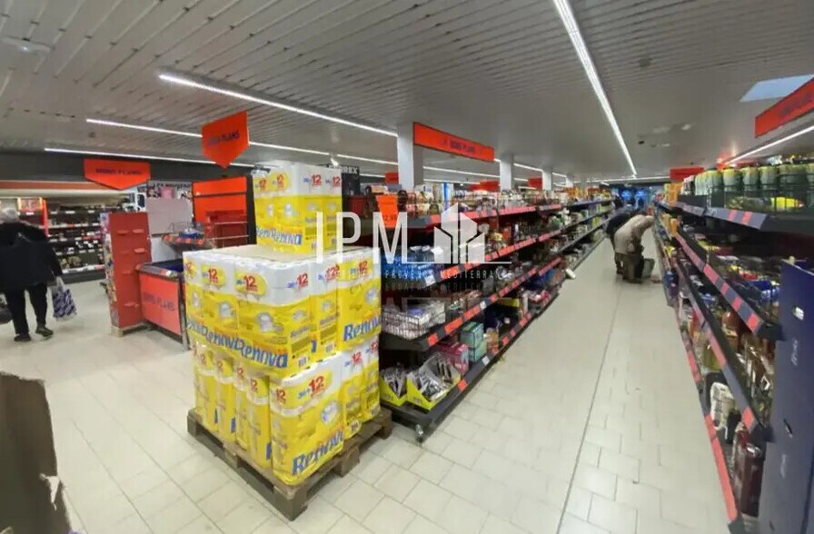 Local commercial dans Saint-Martin-de-Crau à louer - Photo de l’immeuble – Image 1 sur 6