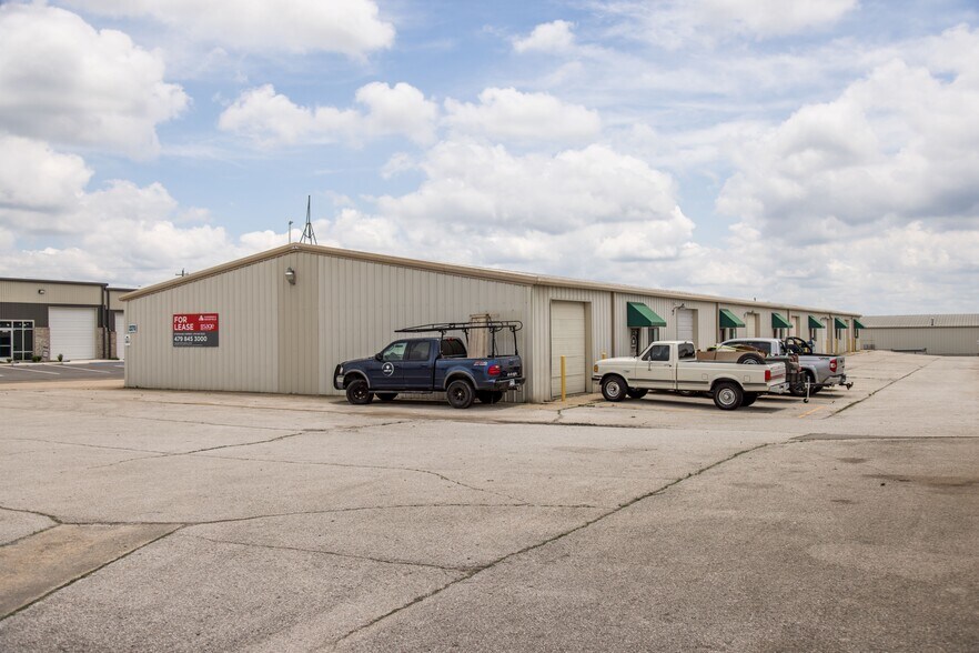 2380 Worth Ln, Springdale, AR à vendre - Photo de l’immeuble – Image 2 sur 3