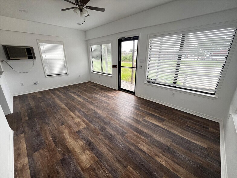 108 E Brown St, Ennis, TX à louer - Photo de l’immeuble – Image 2 sur 10