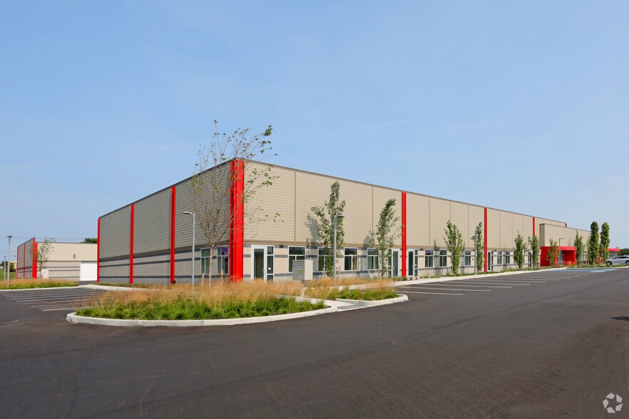 215 Rogers Way, Westhampton Beach, NY à louer - Photo de l’immeuble – Image 3 sur 3