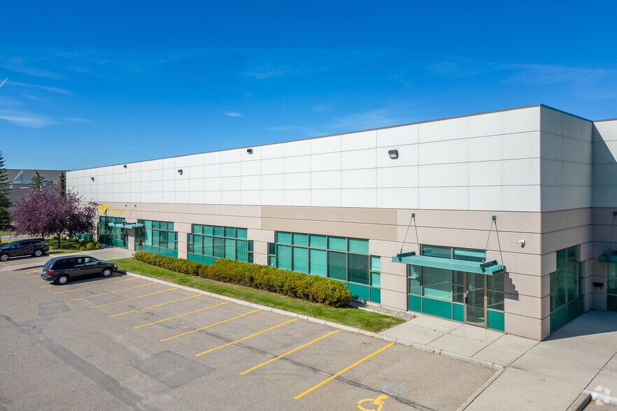 2730 39th Ave NE, Calgary, AB à louer - Photo de l’immeuble – Image 2 sur 5