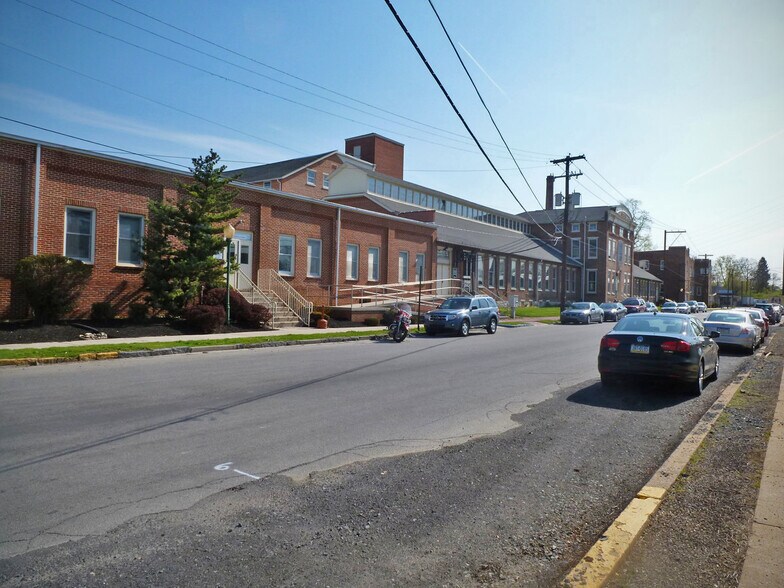 401 E Louther St, Carlisle, PA à louer - Photo de l’immeuble – Image 2 sur 8