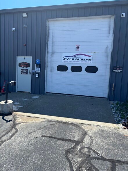 66 Commercial Way, East Providence, RI à louer - Photo de l’immeuble – Image 3 sur 6