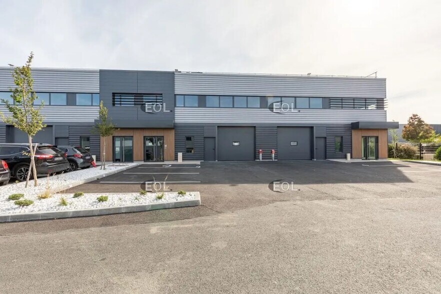 Local d’activités dans FRÉPILLON à louer - Photo de l’immeuble – Image 2 sur 9