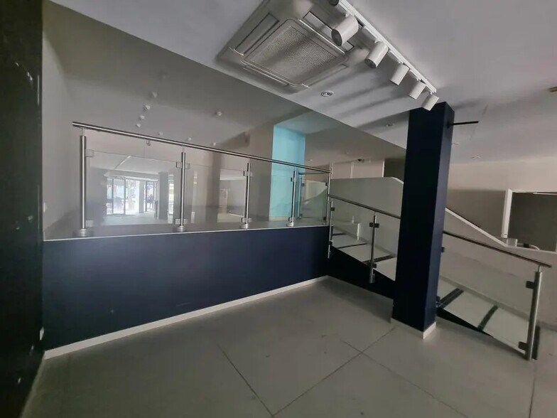 Local commercial dans Boulogne-Billancourt à louer - Photo de l’immeuble – Image 2 sur 7