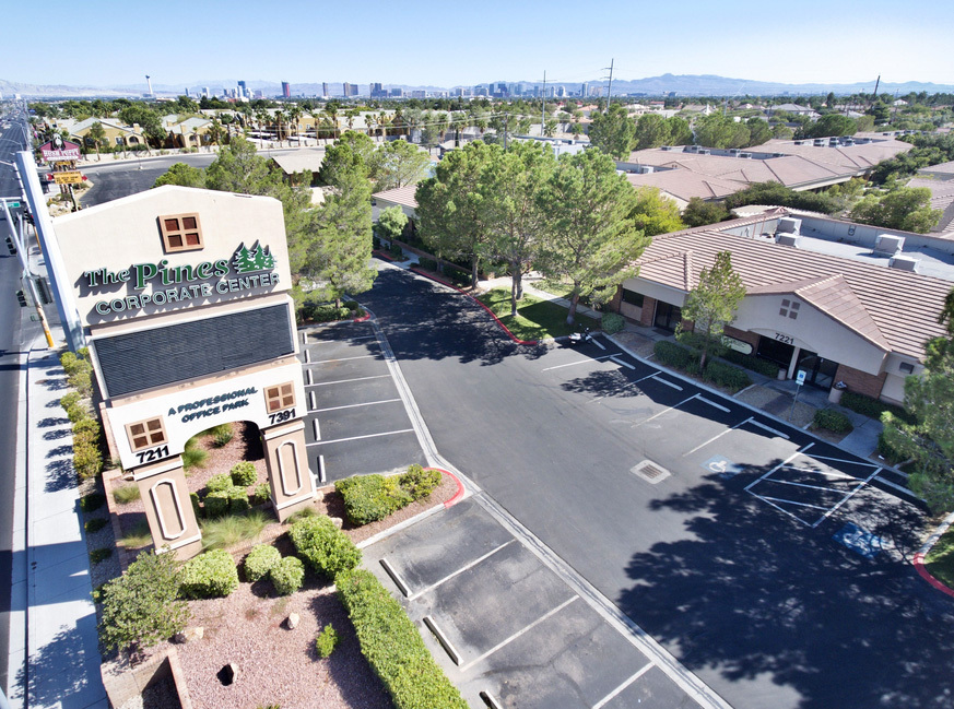 7211 W Charleston Blvd, Las Vegas, NV à louer Photo de l’immeuble– Image 1 sur 16