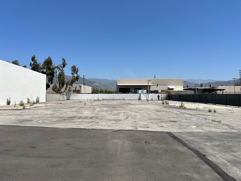 575 S Vincent Ave, Azusa, CA à louer - Photo de l’immeuble – Image 2 sur 7