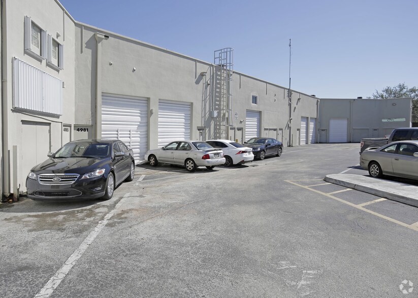 4949-4993 SW 74th Ct, Miami, FL à louer - Photo de l’immeuble – Image 3 sur 5