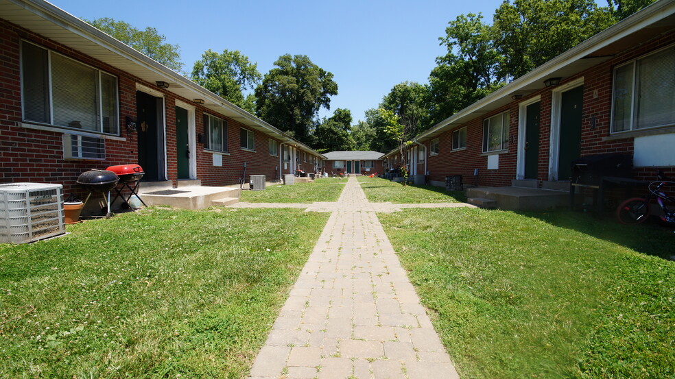 1209 Chambers Rd, Ferguson, MO à vendre - Photo de l’immeuble – Image 2 sur 17
