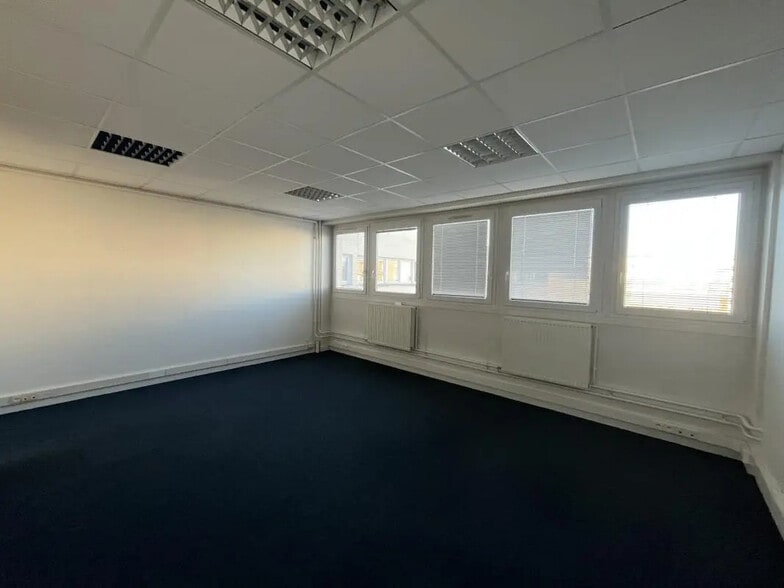 Bureau dans Maurepas à louer - Photo intérieure – Image 3 sur 10