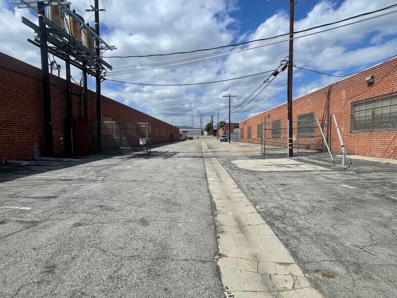 11961 Sherman Rd, North Hollywood, CA à louer - Photo de l’immeuble – Image 3 sur 5