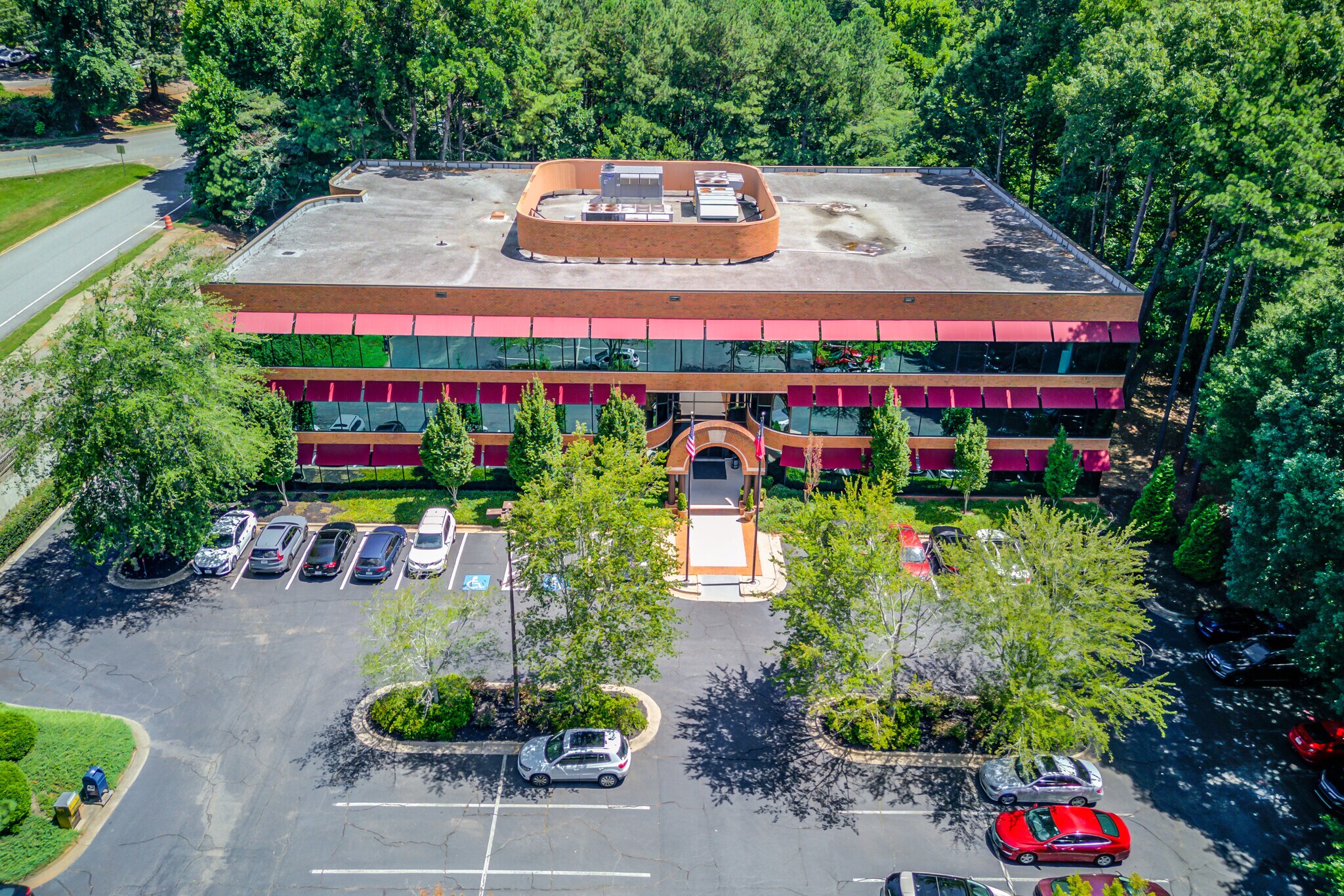 9755 Dogwood Rd, Roswell, GA à louer Photo principale– Image 1 sur 55