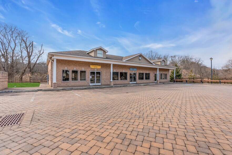 910 Perrineville Rd, Millstone Township, NJ à vendre - Photo de l’immeuble – Image 3 sur 14