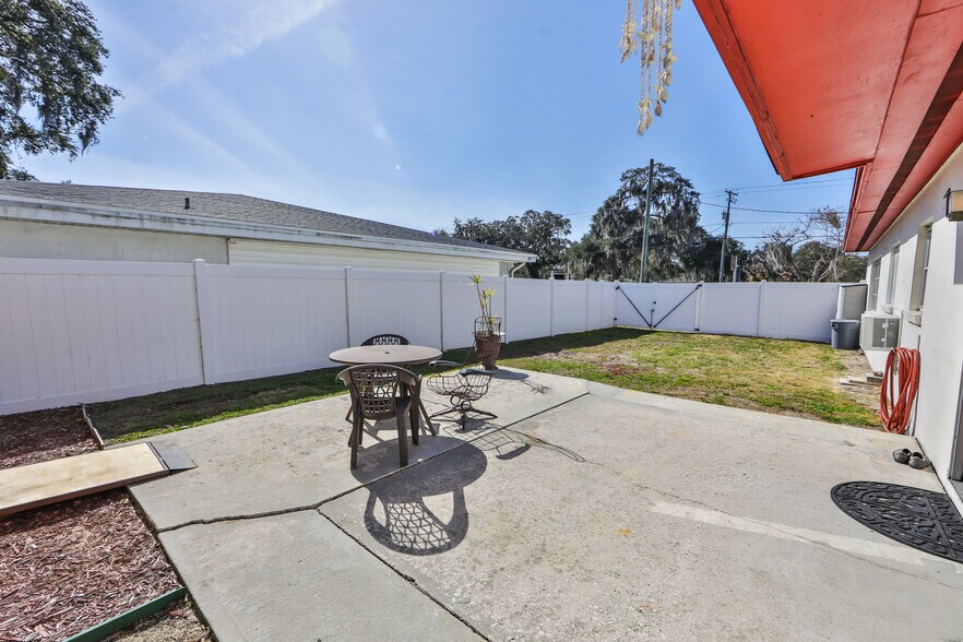 101 Emily Ln, Brandon, FL à louer - Photo de l’immeuble – Image 3 sur 26