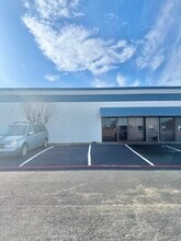 2601-2621 Aero Dr, Grand Prairie, TX à louer Photo de l’immeuble– Image 1 sur 8