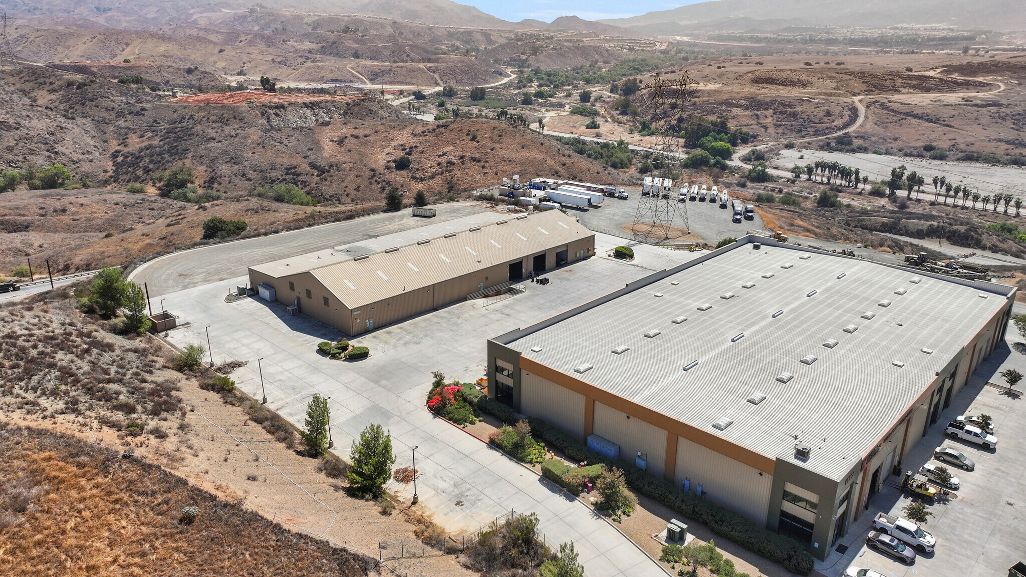 10060 Dawson Canyon Rd, Corona, CA à louer Photo de l’immeuble– Image 1 sur 9