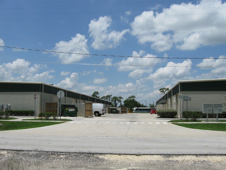 107 Hangar Rd, Kissimmee, FL à louer - Photo de l’immeuble – Image 3 sur 3