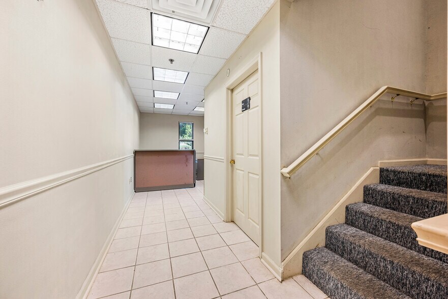 14 Ilene Ct, Hillsborough, NJ à louer - Photo de l’immeuble – Image 3 sur 17