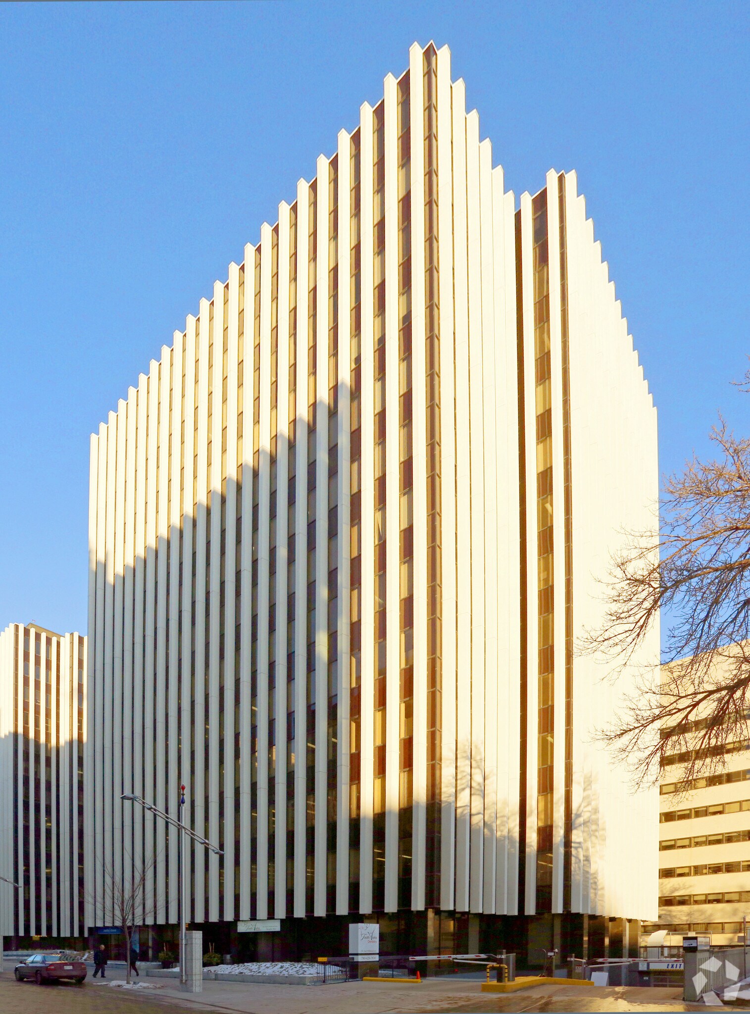 9915 108th St NW, Edmonton, AB à louer Photo principale– Image 1 sur 10