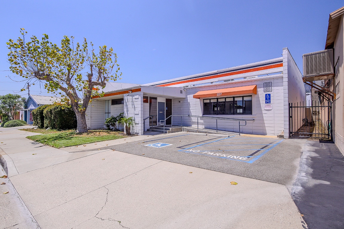 227 W Maple Ave, Monrovia, CA à louer Photo de l’immeuble– Image 1 sur 31