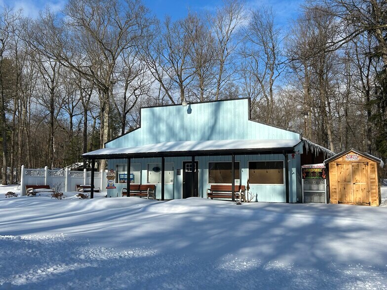 8294 Deadstream Rd, Honor, MI à vendre - Photo de l’immeuble – Image 2 sur 7