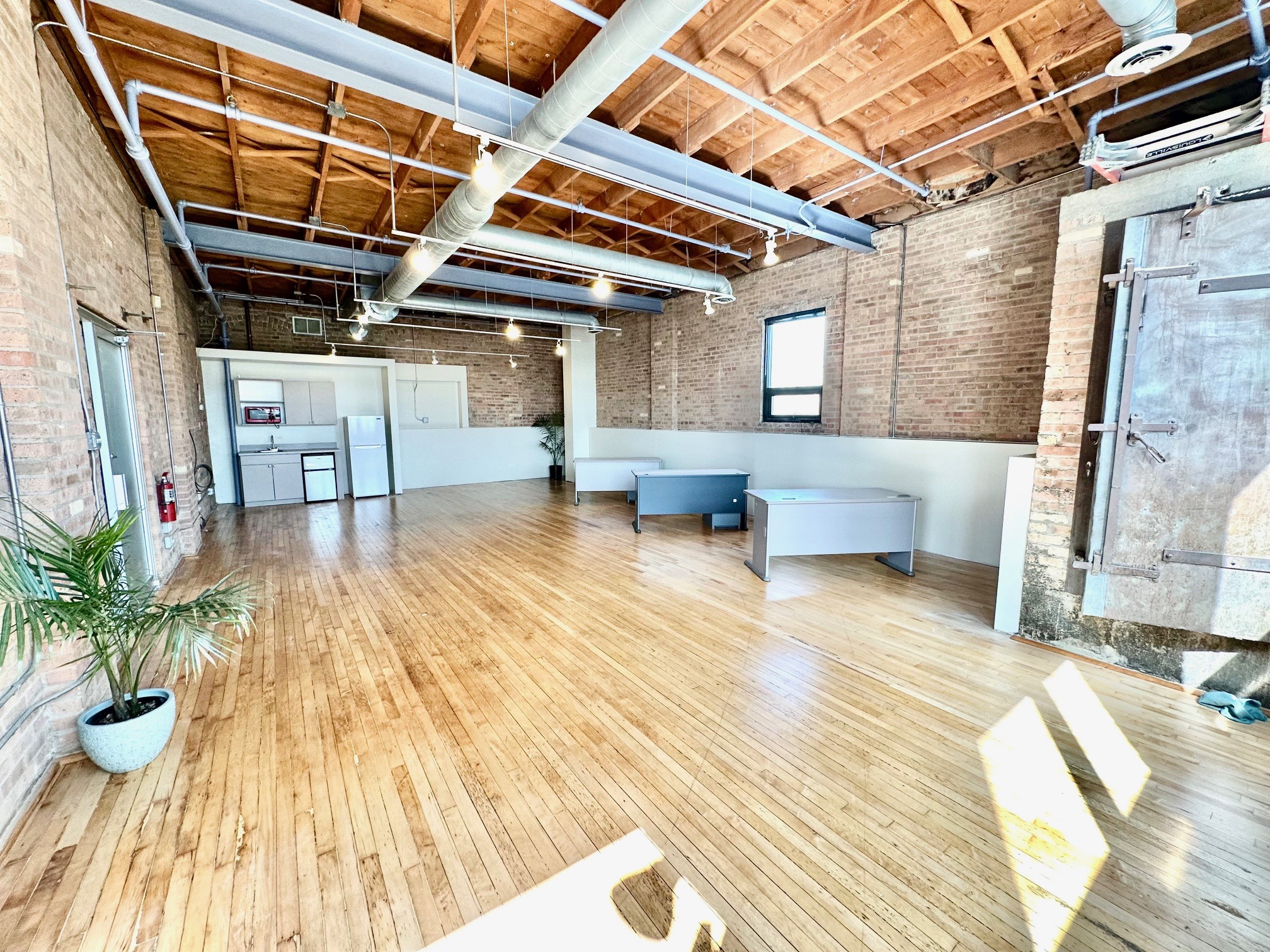 2041-2049 W Grand Ave, Chicago, IL à louer Photo de l’immeuble– Image 1 sur 2