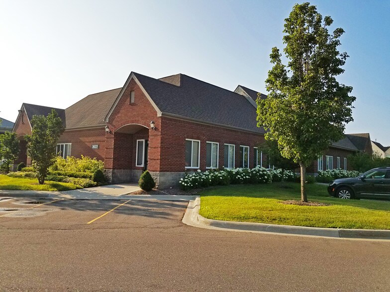 38221 Mound Rd, Sterling Heights, MI à louer - Photo principale – Image 2 sur 5