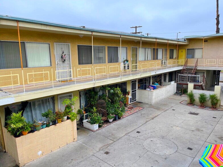 6956 Kester Ave, Van Nuys, CA à vendre - Photo de l’immeuble – Image 3 sur 17