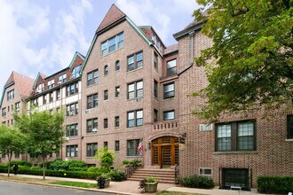 6 Burns St, Forest Hills, NY à louer Photo de l’immeuble– Image 2 sur 2