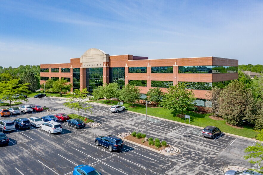 N19W24400 Riverwood Dr, Waukesha, WI à louer - Photo de l’immeuble – Image 1 sur 5