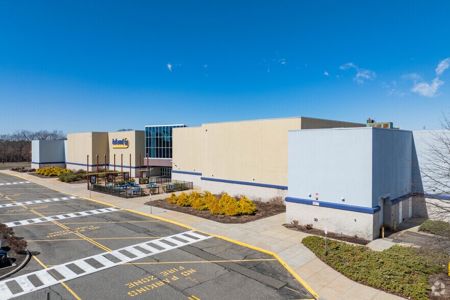 185 Morris Ave, Holtsville, NY à vendre - Photo principale – Image 1 sur 5