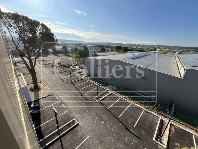 230 Rue Fréderic Joliot, Aix-en-Provence à louer - Photo de l’immeuble – Image 3 sur 4