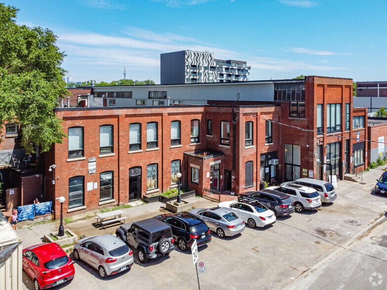163 Sterling Rd, Toronto, ON à louer - Photo de l’immeuble – Image 3 sur 3