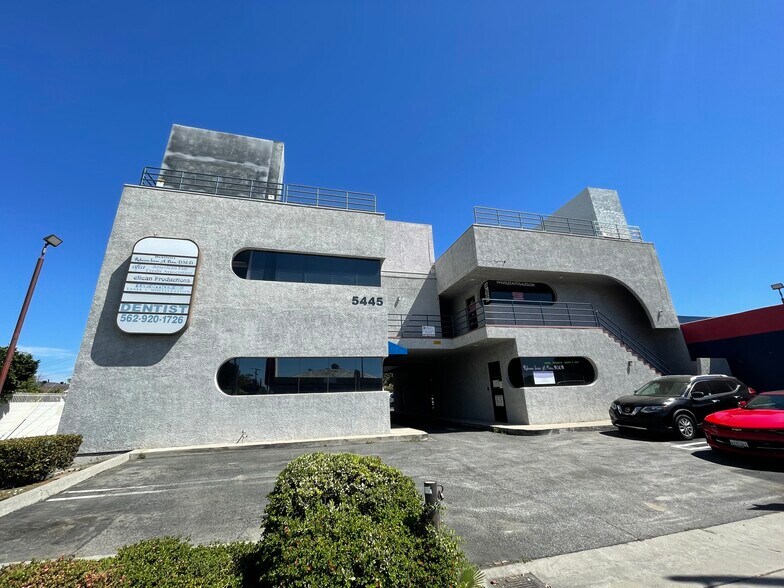 5445 Del Amo Blvd, Lakewood, CA à louer - Photo de l’immeuble – Image 2 sur 5
