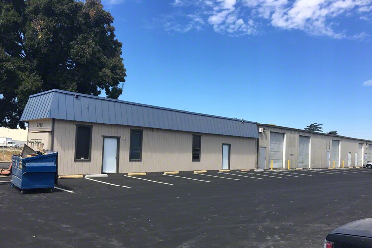 2945 Ramona Ave, Sacramento, CA à louer Photo principale– Image 1 sur 4