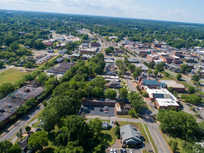 214 Hawkins Ave, Sanford, NC à vendre - Photo de l’immeuble – Image 3 sur 39