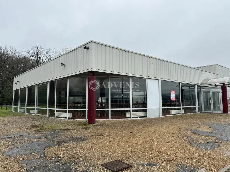 Local commercial dans Pezou à louer Photo de l’immeuble– Image 1 sur 4