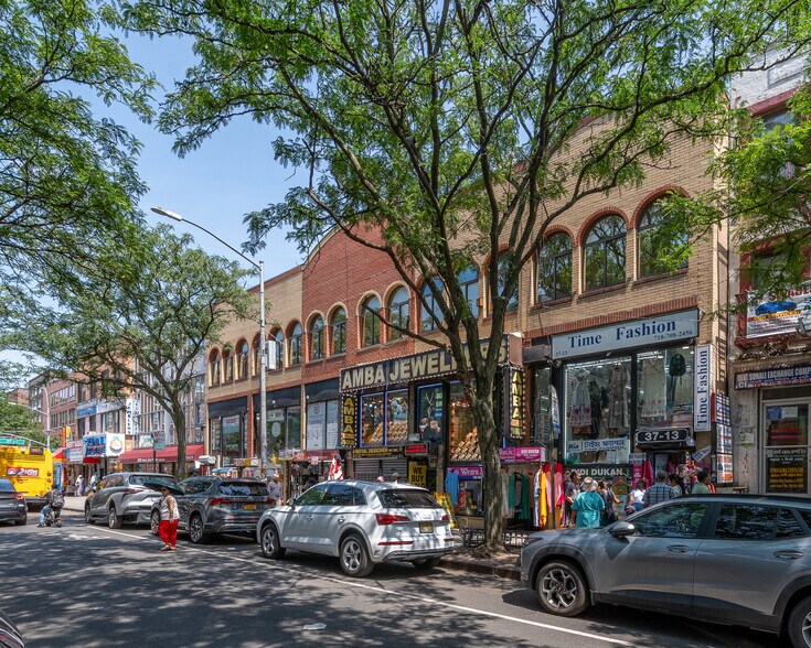 3711-3713 74th St, Jackson Heights, NY à vendre - Photo de l’immeuble – Image 2 sur 6