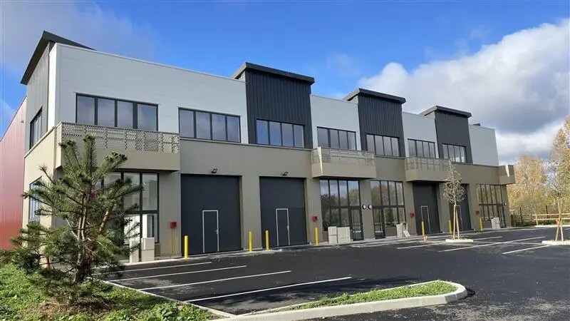 Local d'activités dans Saint-Pierre-du-Perray à vendre Photo de l’immeuble– Image 1 sur 10