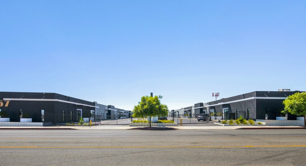 7059-7077 1/2 Vineland Ave, North Hollywood, CA à louer - Photo de l’immeuble – Image 2 sur 15