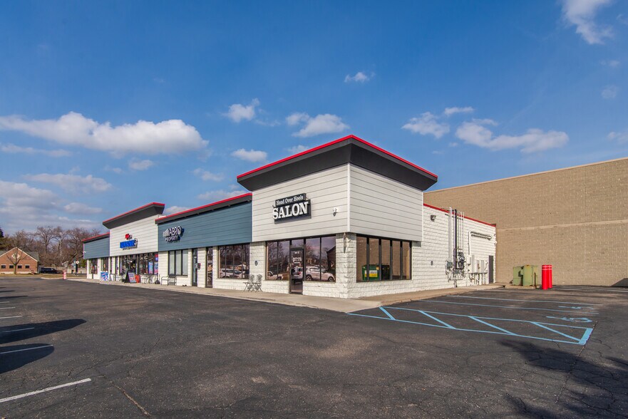 164 E Maple Rd, Troy, MI à vendre - Photo de l’immeuble – Image 1 sur 11