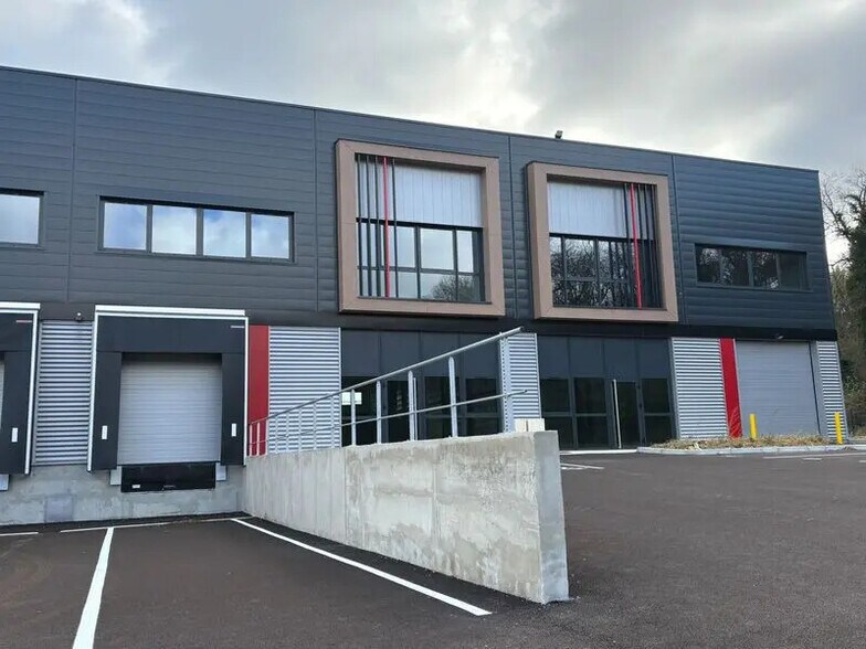 Local d’activités dans Saint-Laurent-de-Mure à louer - Photo de l’immeuble – Image 3 sur 11