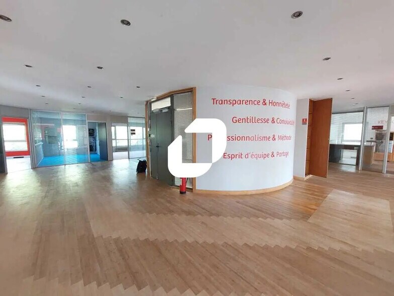 Bureau dans Voisins-le-Bretonneux à louer - Photo intérieure – Image 2 sur 8