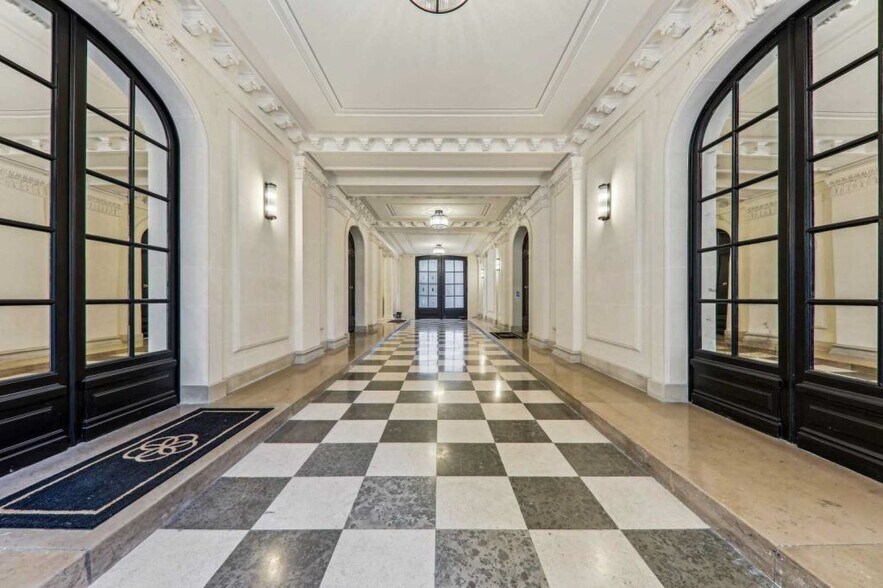 11 Rue Saint-Dominique, Paris à louer - Photo de l’immeuble – Image 3 sur 9