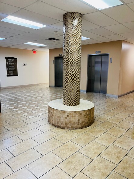 7812 Gateway Blvd E, El Paso, TX à vendre - Photo de l’immeuble – Image 3 sur 5
